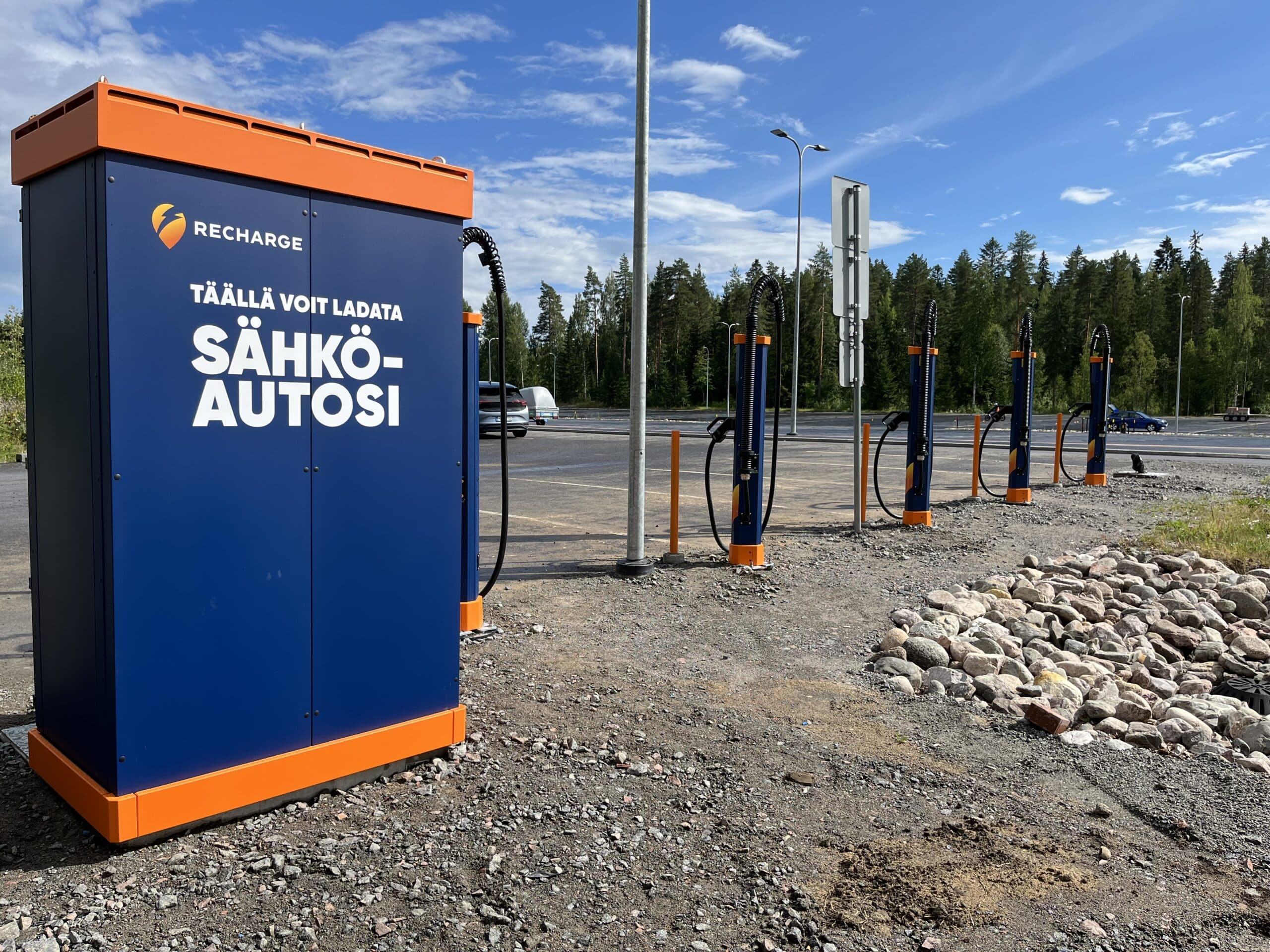 Recharge Insights Q2 2023 – autokannan kasvaessa Rechargen suurteholatureilla ladattiin tuplasti enemmän
