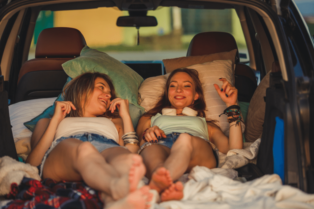 To jenter som slappere av i en bil