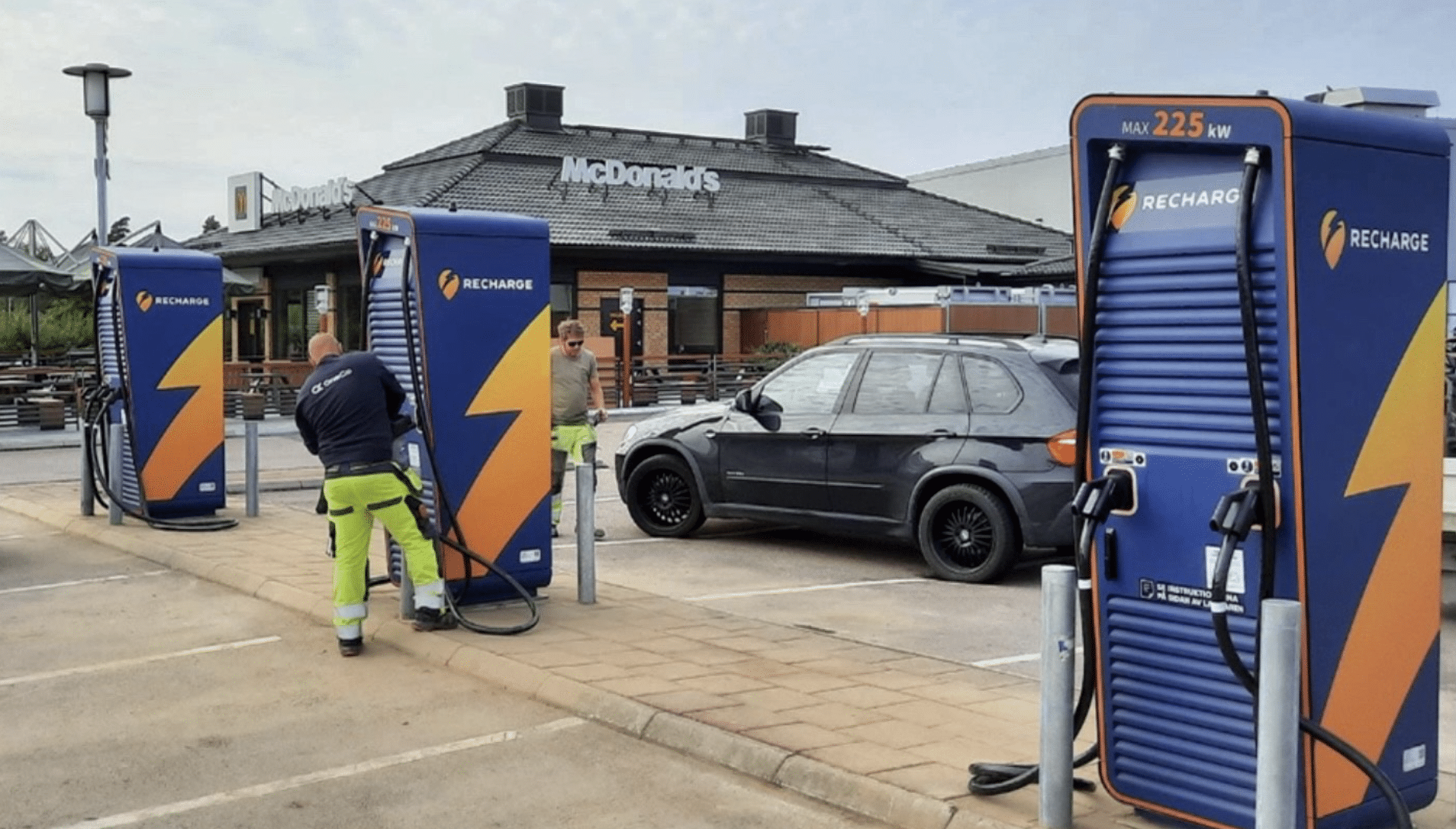 Gratis elbilsladdning på McDonald’s i Valbo, Örnsköldsvik och Gävle Bro när Recharge firar laddare nummer 100