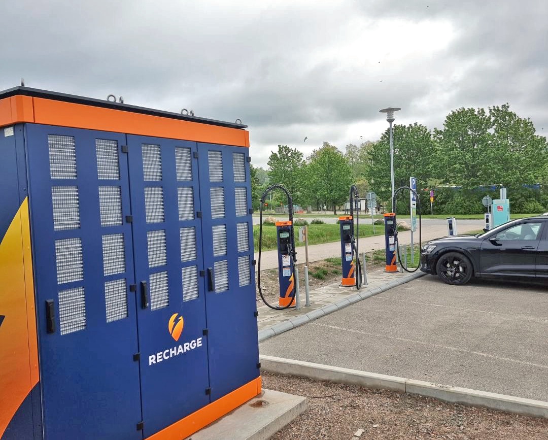 Den supersmarta laddstationen i Ljungskile har precis tagits i drift – och måste redan fördubblas