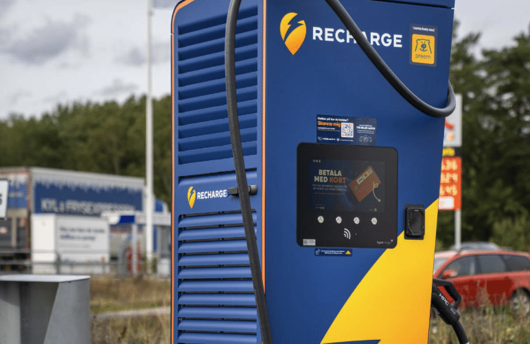 Recharge fortsetter satsingen på enkelhet – nå kan du betale med kort på over 700 ladepunkter i Norge