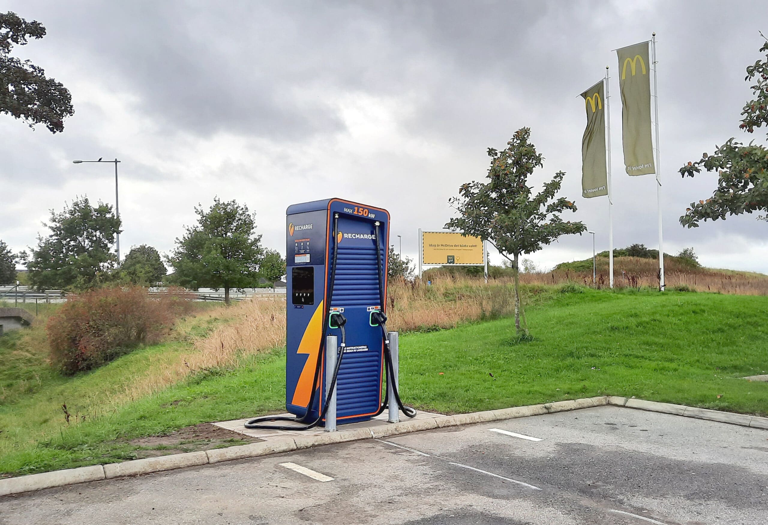 Gratis elbilsladdning på McDonald’s i Ljungby och Ystad