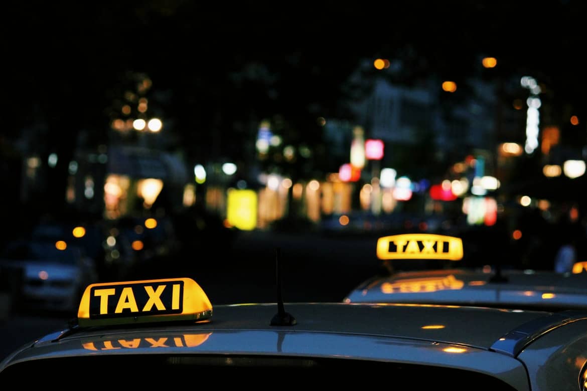Först i världen med trådlös laddning av taxibilar